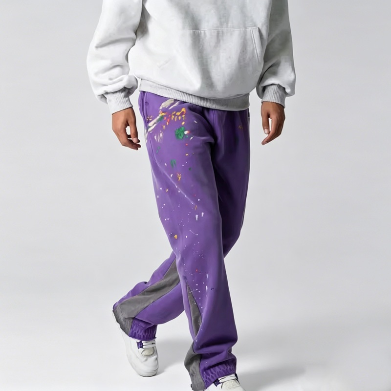 Өнгөлөг будгийн хээтэй, саарал хажуугийн хавтантай, өргөн гуталтай эрэгтэй нил ягаан өнгийн хонхорхойтой спорт өмд