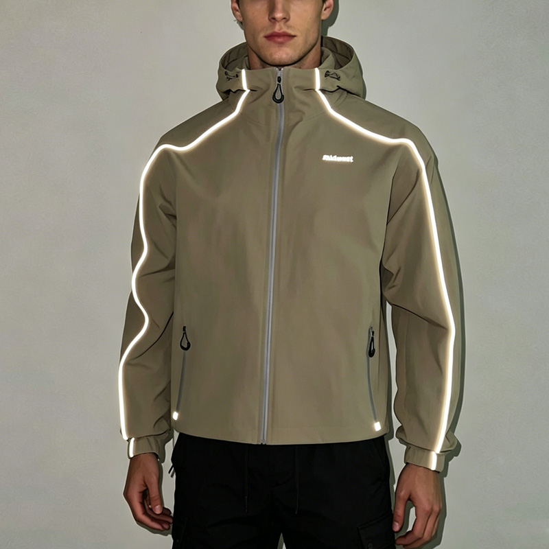 Beige nga reflective hooded windbreaker jacket sa mga lalaki, atubangan nga tan-awon nga may reflective piping, water-resistant streetwear