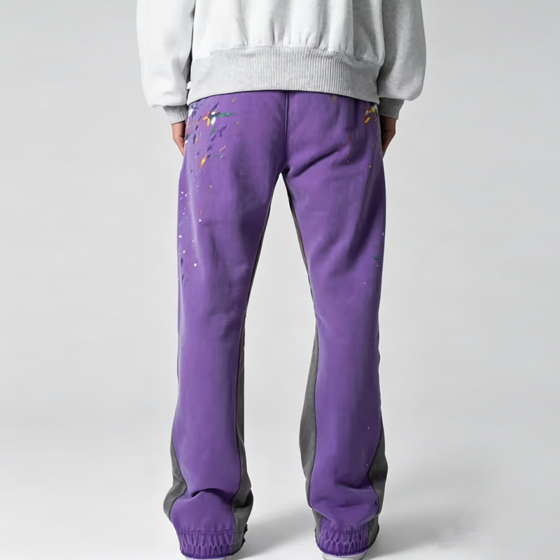 Будаг цацсан хээ болон саарал хажуугийн хавтангийн дэлгэрэнгүй мэдээллийг харуулсан нил ягаан өнгийн хонхортой гудамжны спорт өмдний ар тал