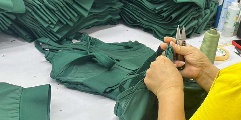 Trimmed the excess thread of the yoga suit